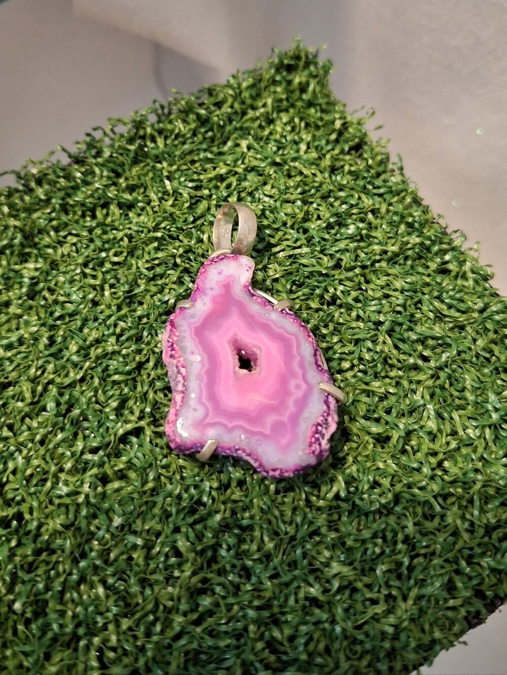 Durzy Pink Agate Slice Pendant Necklace Natural Stone Accent